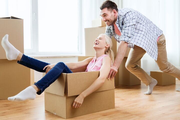 Du planerar att flytta ihop med flickvän eller pojkvän; det kan vara spännande eller mödosam process när ni letar efter en lägenhet och grejer ni behöver. Här är all information du behöver om att flytta ihop.