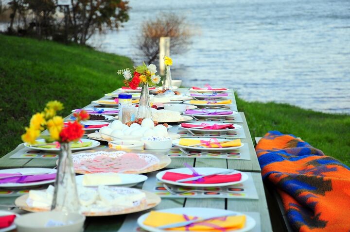 Vil du nyte din sommermiddag med familien og være glad og fornøyd med et deilig hjemmelaget måltid? Oppgrader spisebordet ved å gjøre mer sommer i utseende med disse tabellinnstillingene.