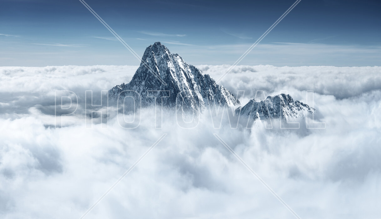 Alpine Mountain in the Clouds – Stylen Sie mit einem Leinwandbild –  Photowall
