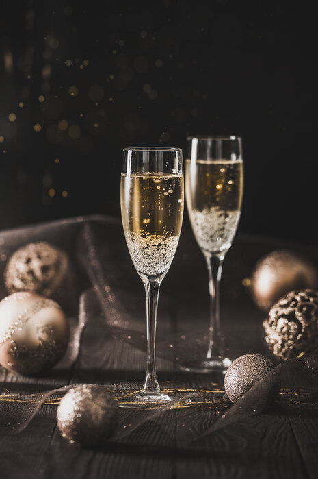 https://images.photowall.com/products/80102/bubbly-champagne-glass.jpg?h=699&q=85